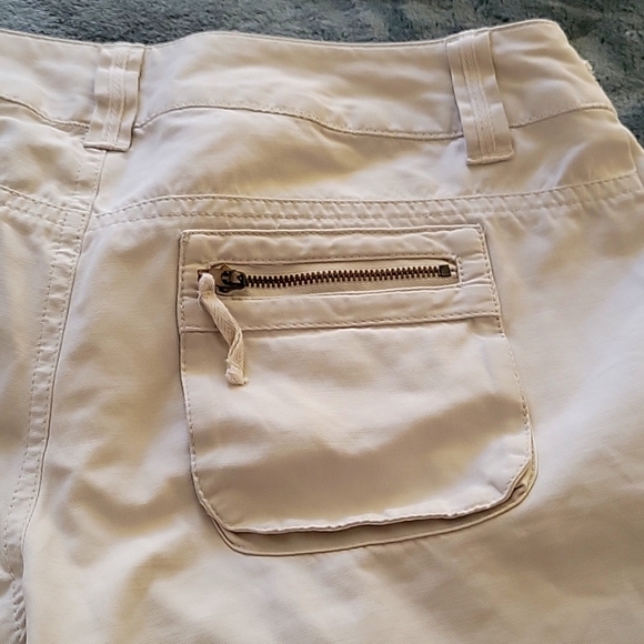 Guess Khaki Bermuda Shorts, size 26 - Picture 5 of 5
